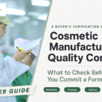 Un responsable de calidad de NEXO revisa registros de fabricación para el control de calidad de cosméticos. Fuente: NEXO Beauty Labs.